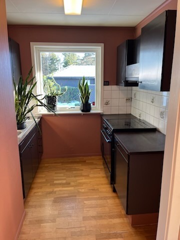 Kjøkken med hvitevarer 